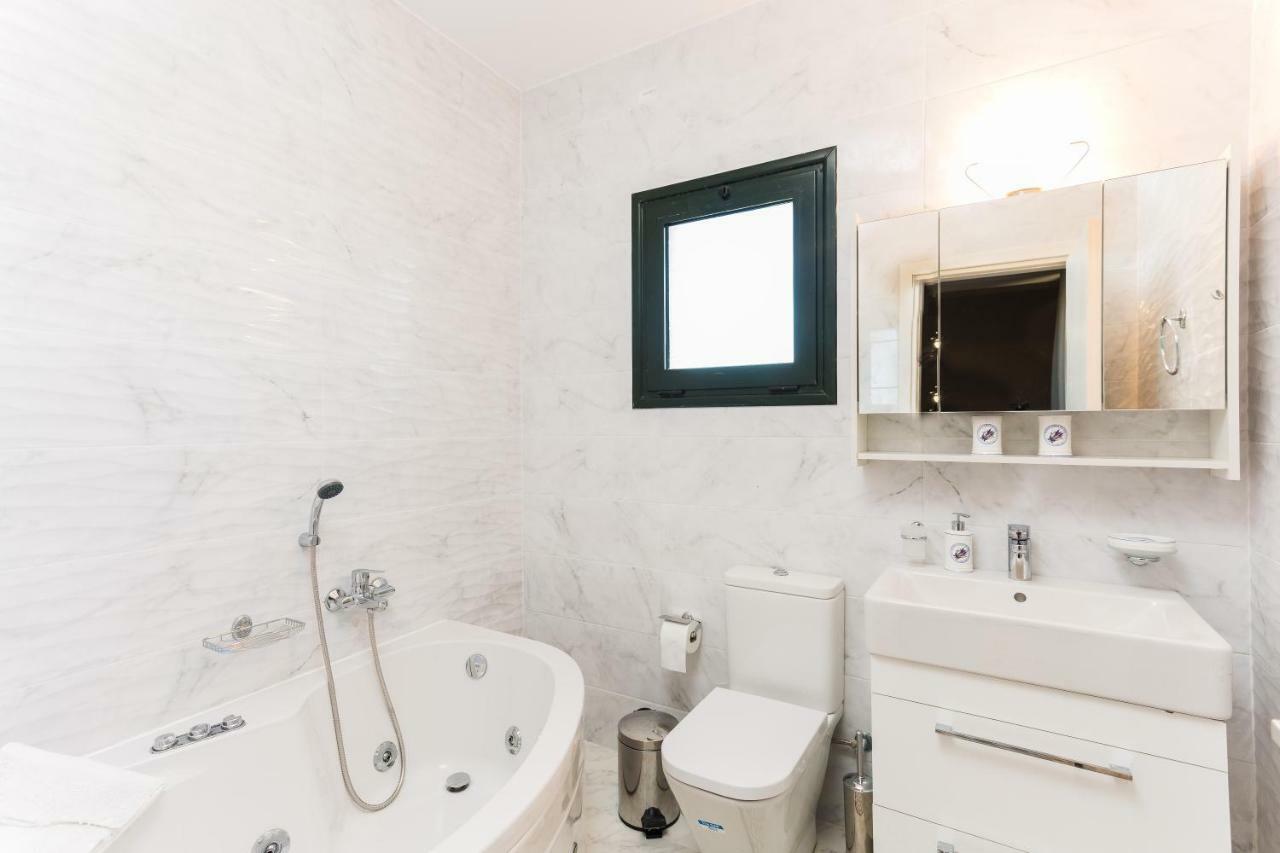 Evangelos Villas, Lavish Touch, By Thinkvilla Angeliana  ภายนอก รูปภาพ